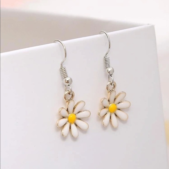 3/$30 🌻 Sunflower Drop Earrings - Picture 1 of 4